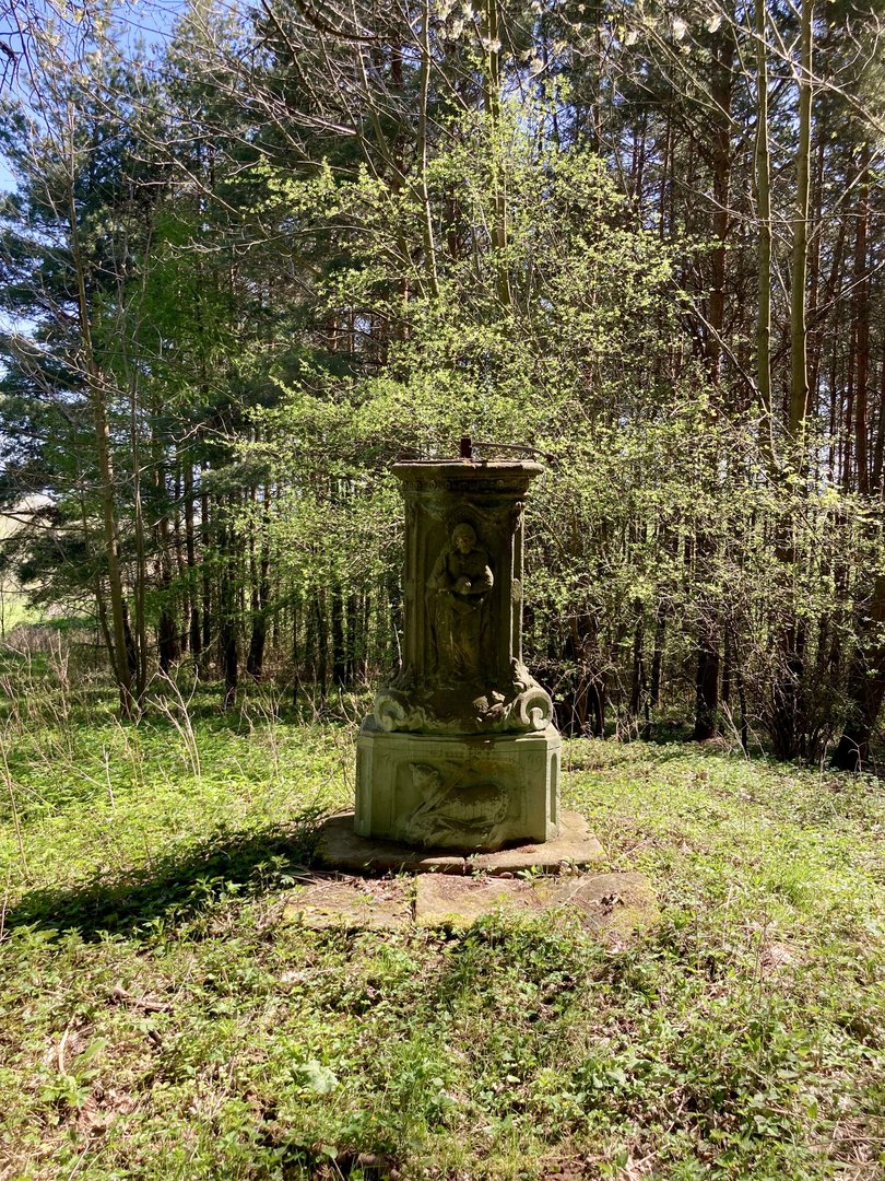 Torzo kříže s reliéfem beránka z r. 1799, Božanov