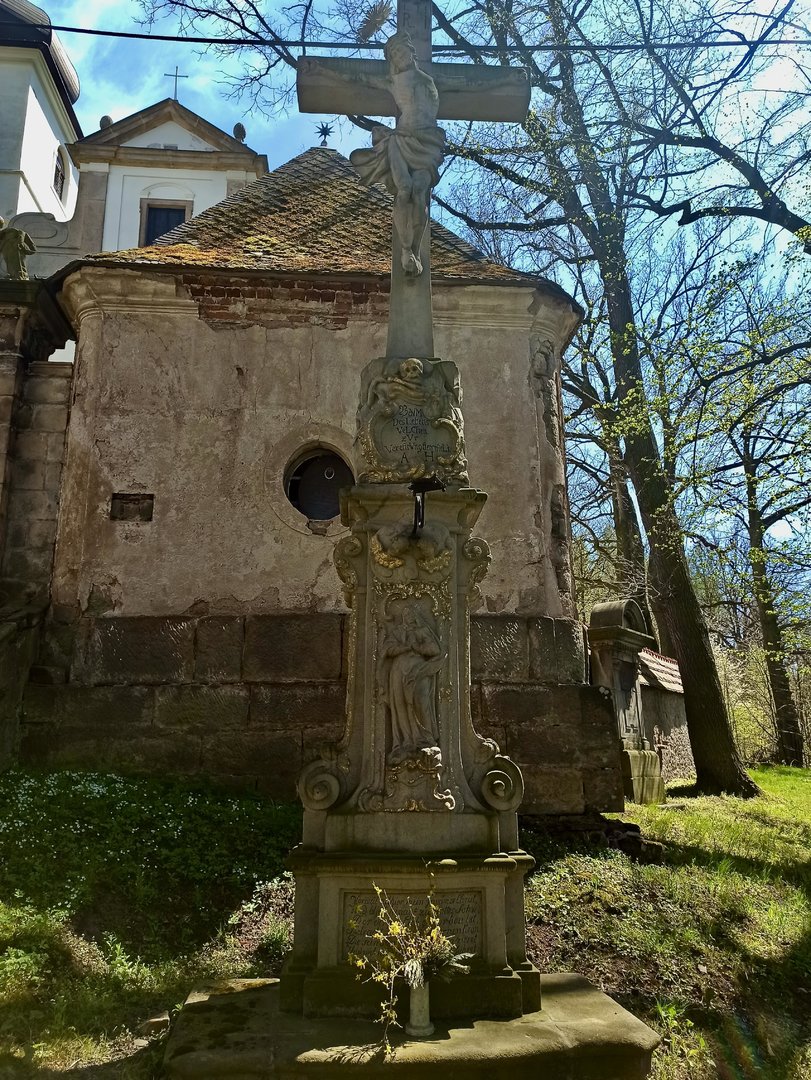 Kříž u brány kostela v Martínkovicích