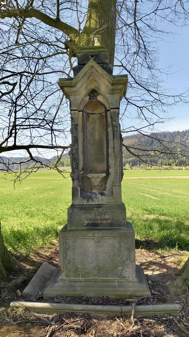 Torzo majestátního kříže z r. 1893 v polích u Křinic