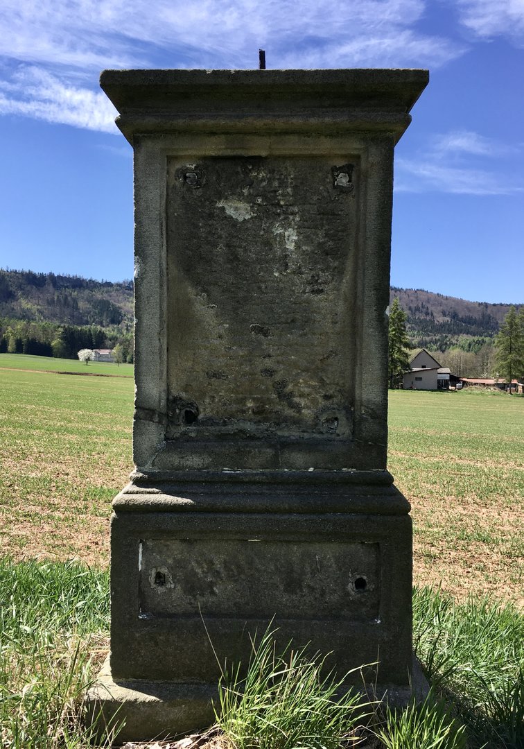 Torzo prostého kříže v polích u Křinic