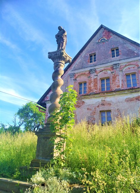 Sloup se sochou Panny Marie v Hejtmánkovicích