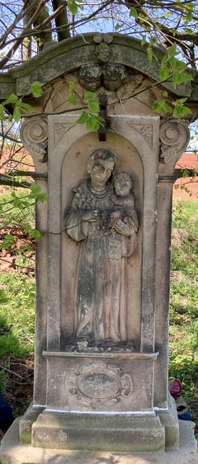 Torzo kříže Antona Teubera z r. 1880 v polích u Božanova