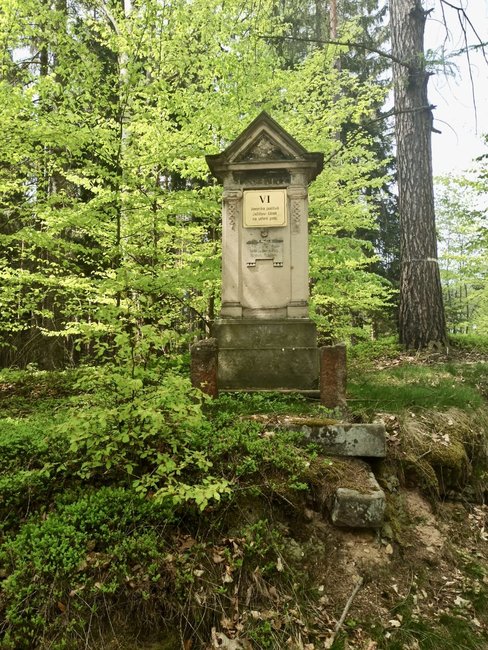 Křížová cesta u kaple sv. Huberta